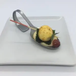 Oeuf de caille safrané, menthe et crème légère