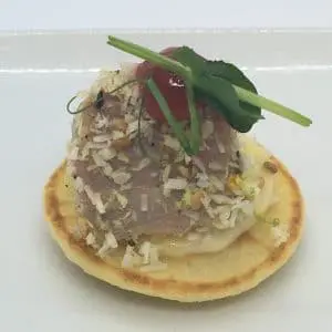 Tataki de thon, petits pois, wasabi, noix de coco