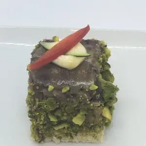 Arlequin de confit de joue de boeuf aux légumes croquants et pistaches torréfiées