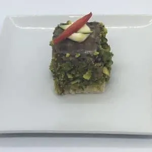 Arlequin de confit de joue de boeuf aux légumes croquants et pistaches torréfiées