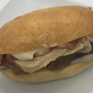 Mini burger brioché au foie gras, paillasson pomme de terre et magret fumé