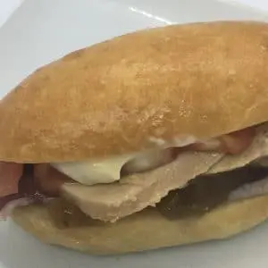 Mini burger brioché au foie gras, paillasson pomme de terre et magret fumé